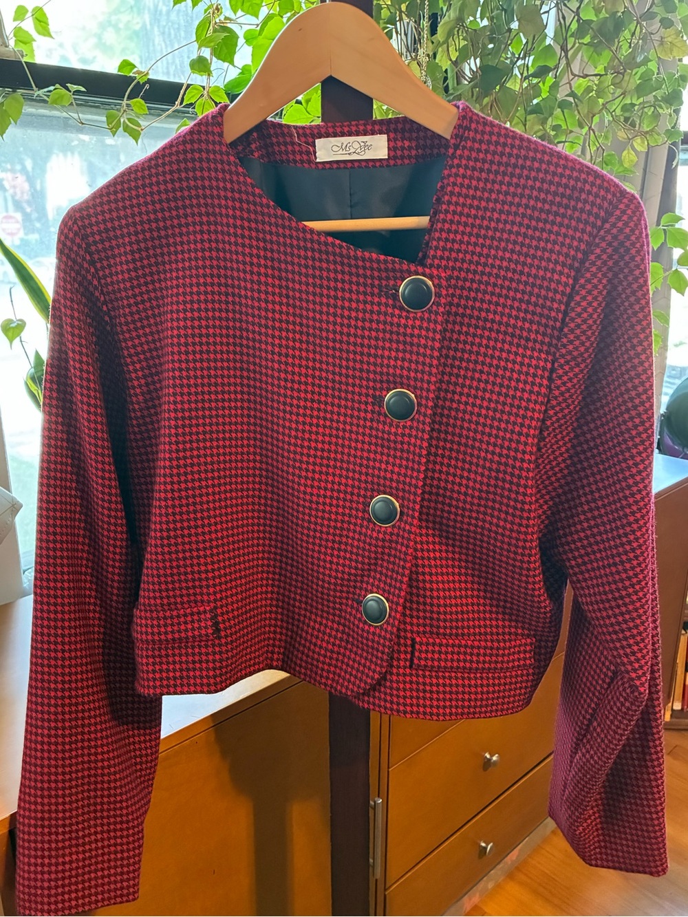 TRUE VINTAGE 80s Cropped Wool Red Houndstooth Button-Front Blazer